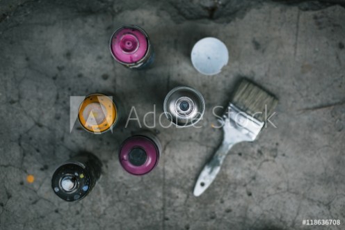 Afbeeldingen van Street art equipment spray cans and brush